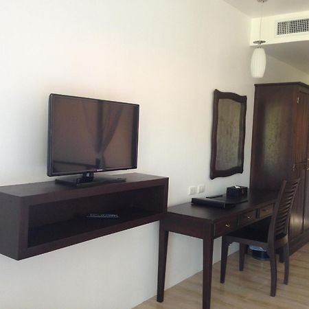 Blue Bay Resort - Access To Pool And Beach-Phuket & Krabi Ko Yao Eksteriør billede A television set in a hotel room