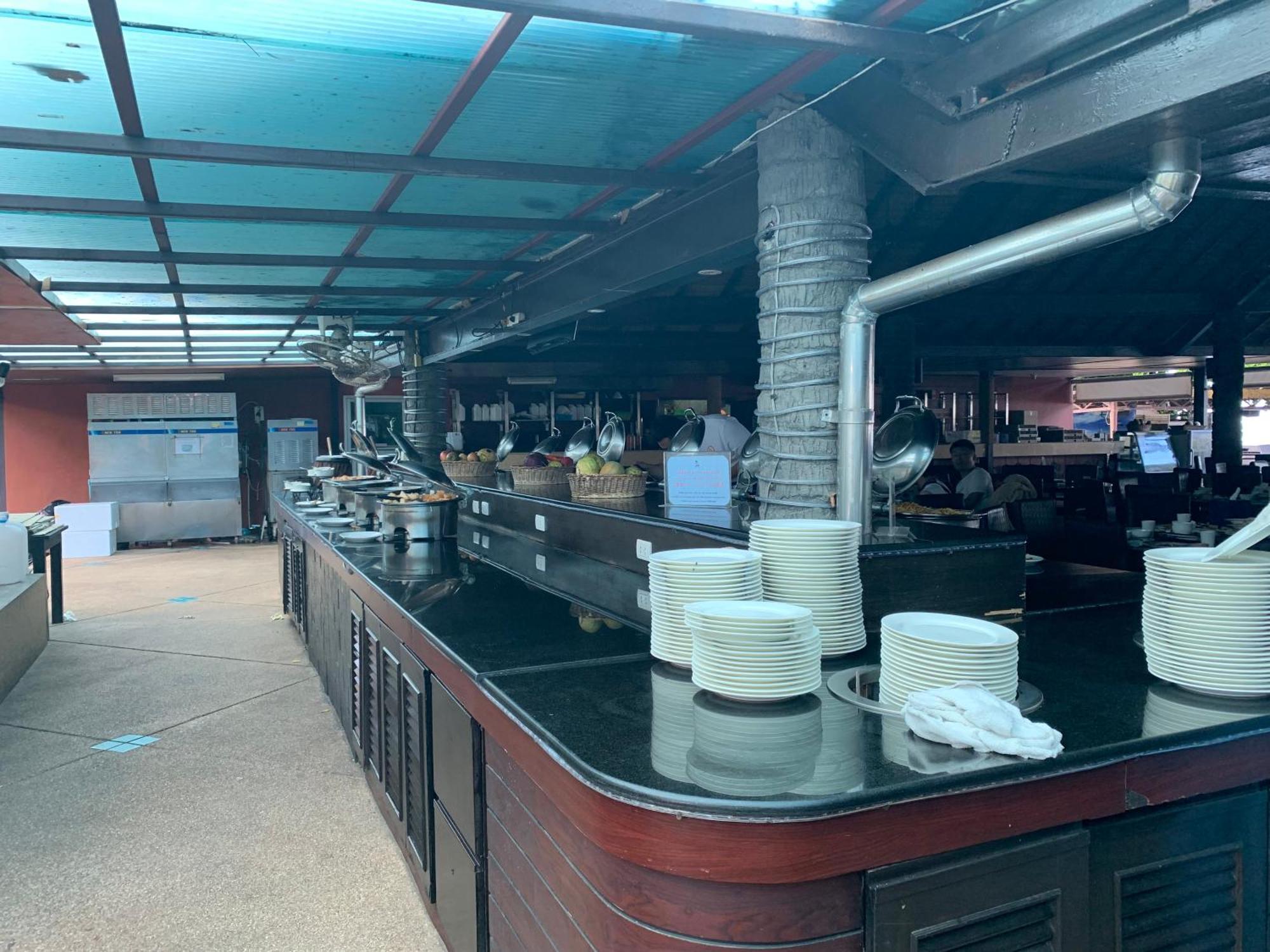 Blue Bay Resort - Access To Pool And Beach-Phuket & Krabi Ko Yao Eksteriør billede The buffet at the restaurant