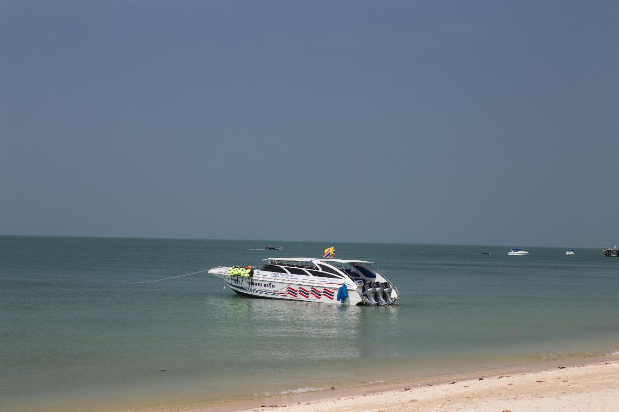 Blue Bay Resort - Access To Pool And Beach-Phuket & Krabi Ko Yao Eksteriør billede A boat on the beach