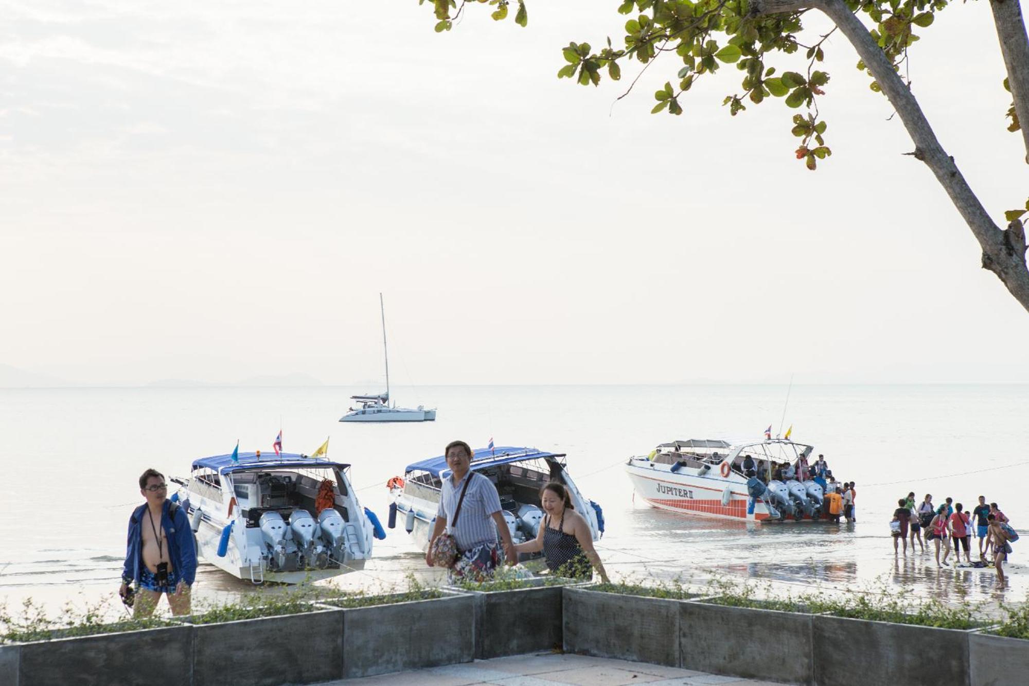 Blue Bay Resort - Access To Pool And Beach-Phuket & Krabi Ko Yao Eksteriør billede Tourists disembarking from a boat at Pattaya Beach