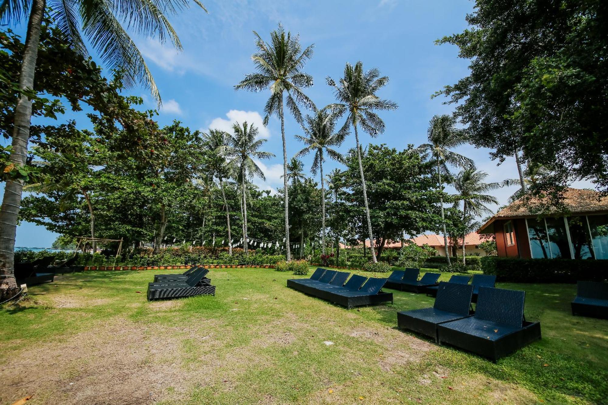 Blue Bay Resort - Access To Pool And Beach-Phuket & Krabi Ko Yao Eksteriør billede The lawn at the resort