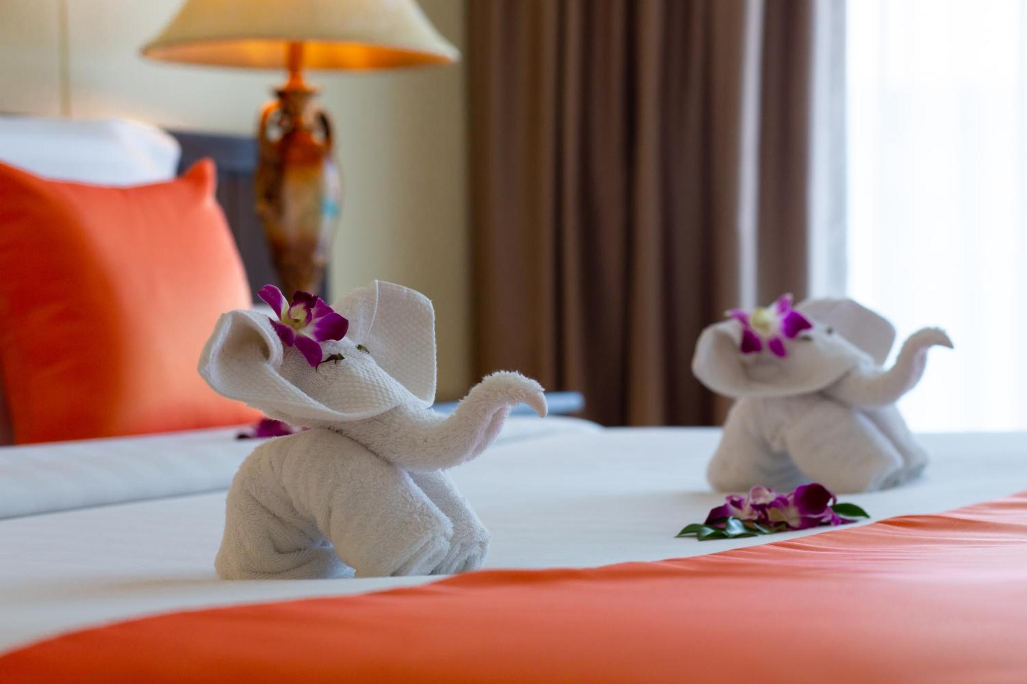 Blue Bay Resort - Access To Pool And Beach-Phuket & Krabi Ko Yao Eksteriør billede A bed with a towel elephant