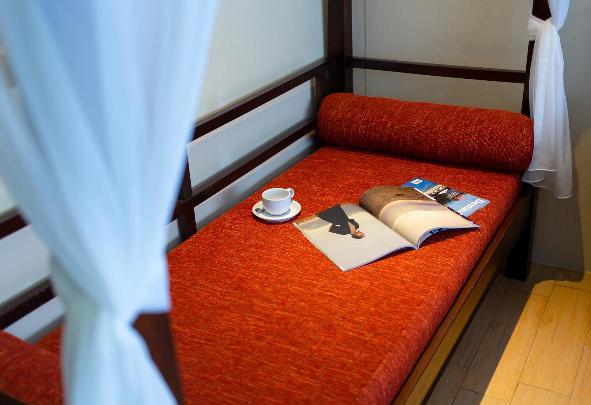 Blue Bay Resort - Access To Pool And Beach-Phuket & Krabi Ko Yao Eksteriør billede A futon