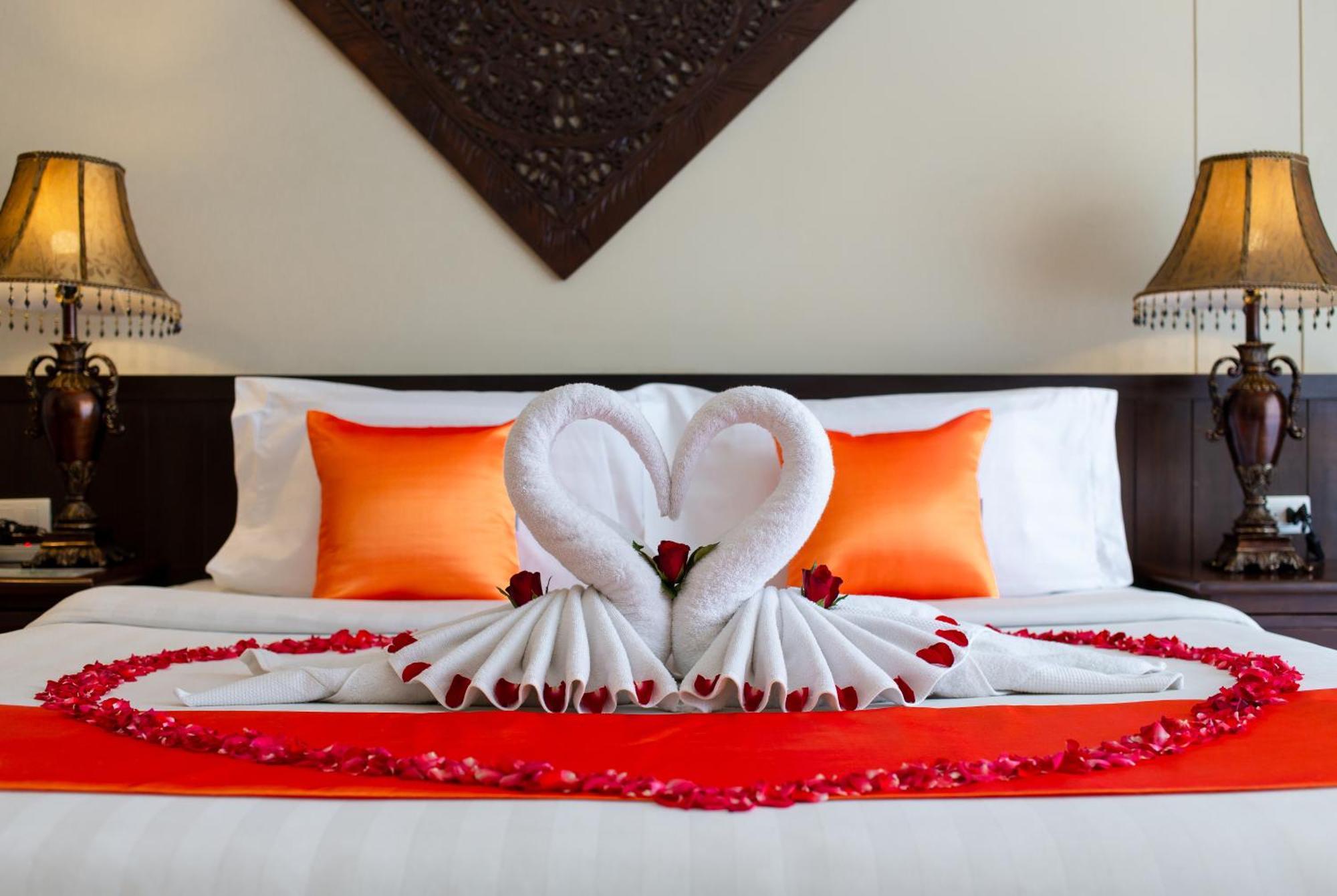 Blue Bay Resort - Access To Pool And Beach-Phuket & Krabi Ko Yao Eksteriør billede A bed decorated for a honeymoon