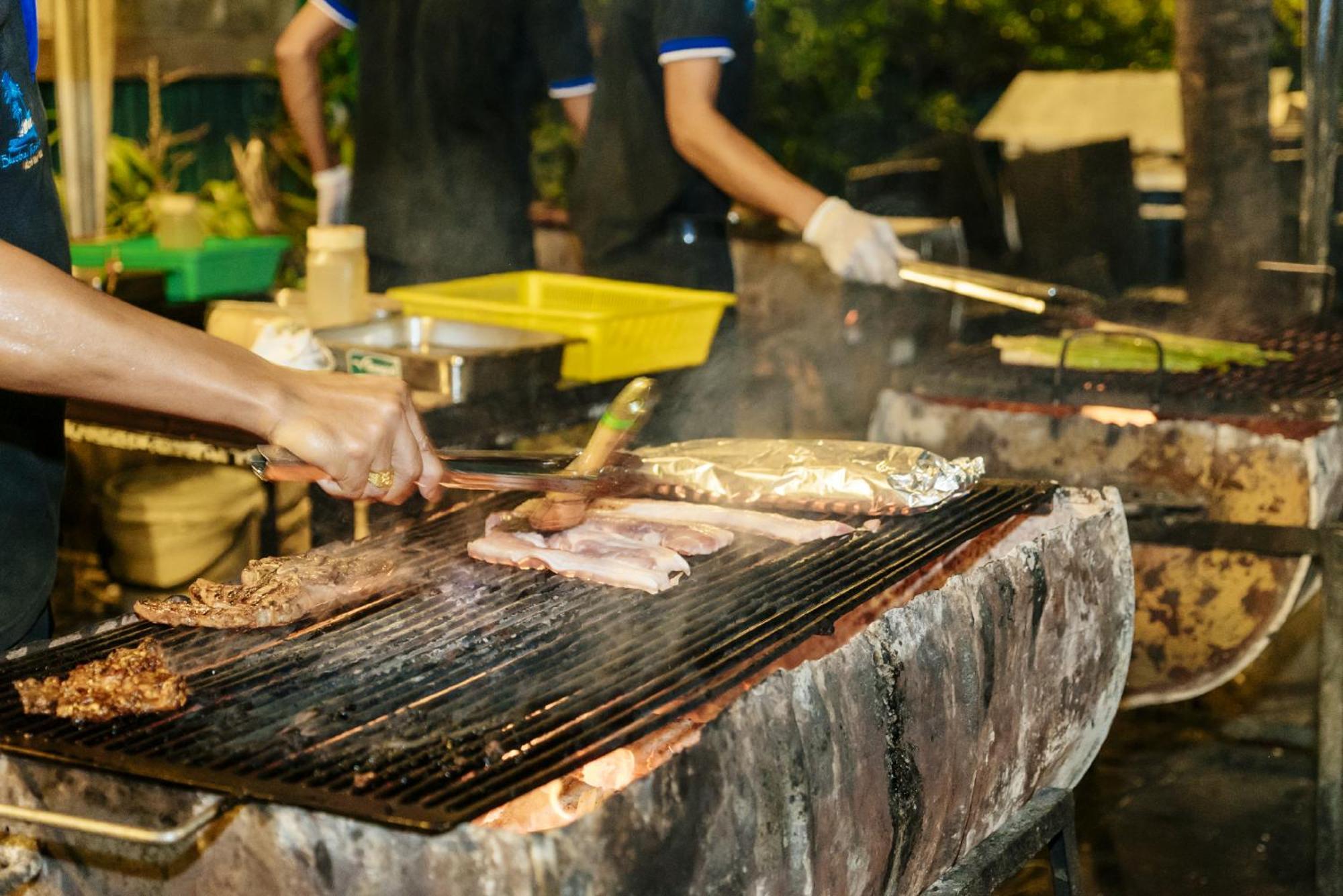 Blue Bay Resort - Access To Pool And Beach-Phuket & Krabi Ko Yao Eksteriør billede Cooking with a flattop grill