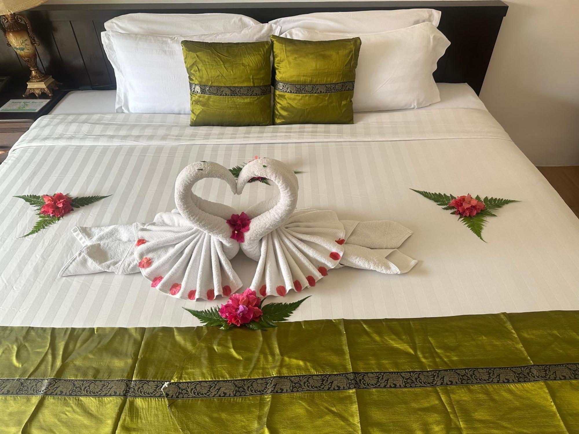 Blue Bay Resort - Access To Pool And Beach-Phuket & Krabi Ko Yao Eksteriør billede A bed with a bed runner