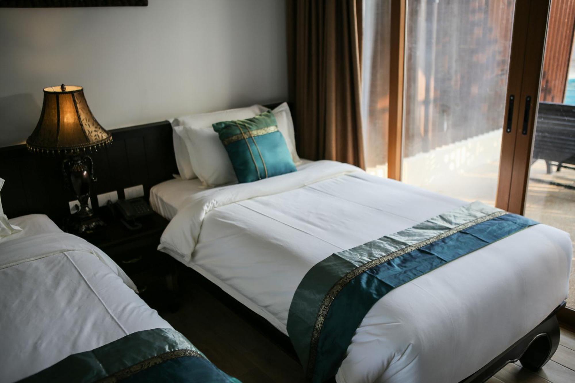 Blue Bay Resort - Access To Pool And Beach-Phuket & Krabi Ko Yao Eksteriør billede A bed runner