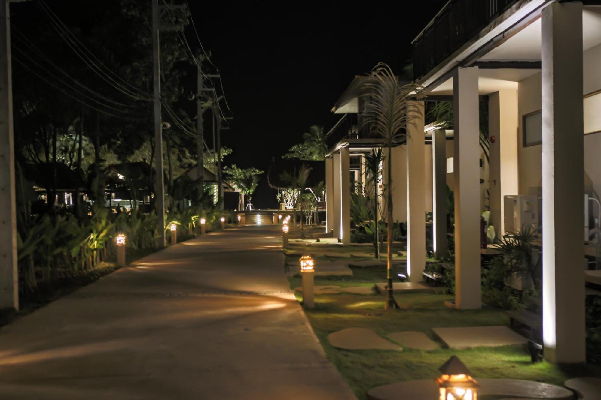 Blue Bay Resort - Access To Pool And Beach-Phuket & Krabi Ko Yao Eksteriør billede The Village at night
