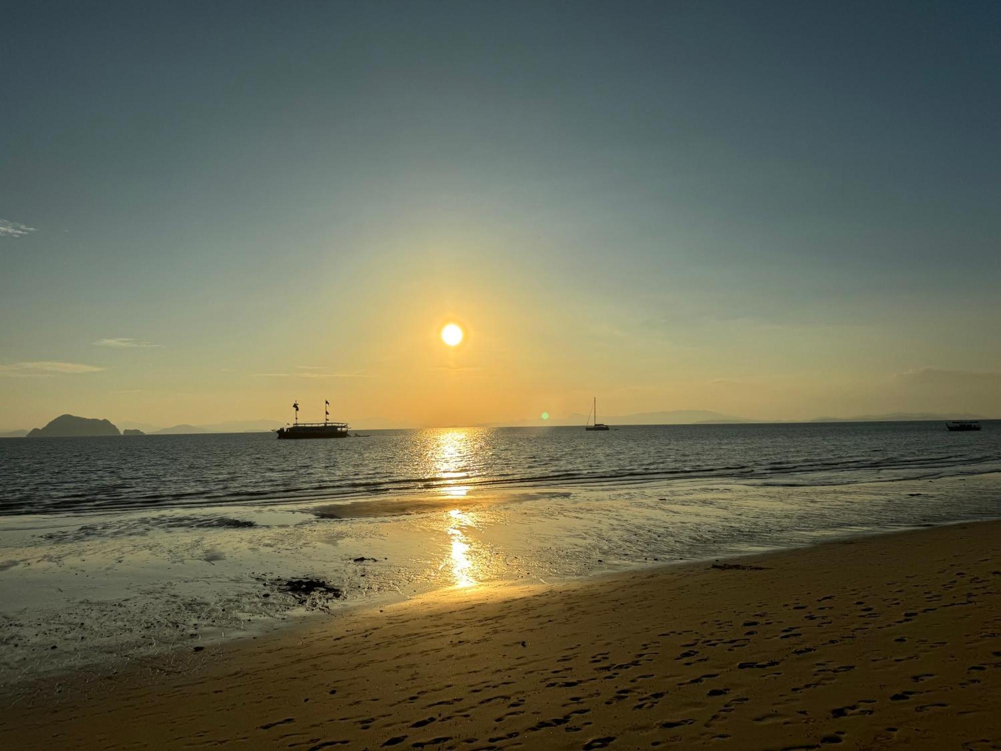 Blue Bay Resort - Access To Pool And Beach-Phuket & Krabi Ko Yao Eksteriør billede Sunset at Tanjung Piai